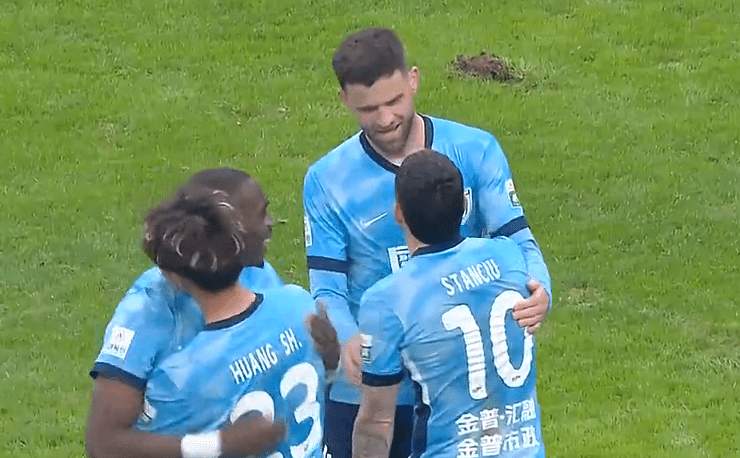 主场爆发终结连败;大连英博1-0险胜海港,阿奇姆彭建功立业。 体育新闻 主场爆发终结连败;大连英博1-0险胜海港,阿奇姆彭建功立业。 体育新闻