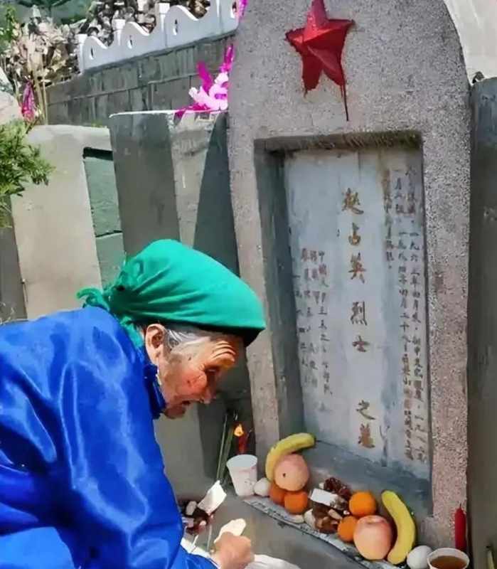 娘来晚了:一位农村母亲跨越二十年的扫墓之路 情感心理