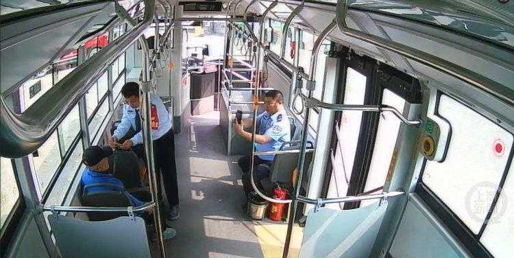 八旬爷爷的进城探亲路：那一班公交车上的陌生温暖